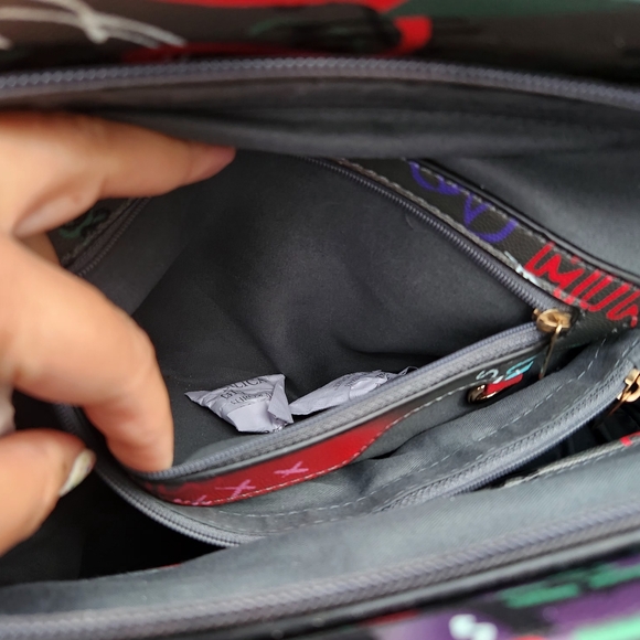 Graffiti "FREAKY" 2 way bag with crossbody strap - Picture 11 of 14